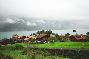 湖畔乡村美景如画