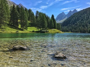 湖畔青山美景如画