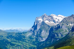 壮丽雪山下的绝美山谷
