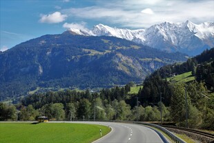 蜿蜒公路旁的壮美山景