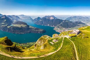 山间湖畔美景