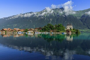 湖畔村庄群山美景