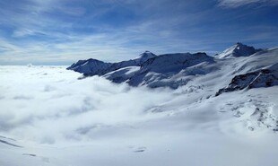 雪山云海壮丽景观