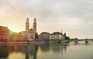 河畔城市风光双塔楼美景