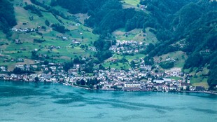 湖畔山村美景