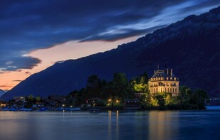 湖畔城堡夜景静谧之美