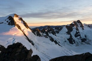 雪山壮丽日出景观