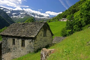 山间石屋邂逅自然美景