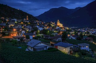 夜幕下的山间美丽村落