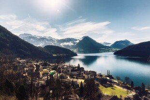 湖畔山城美景
