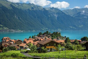 湖畔山村美景