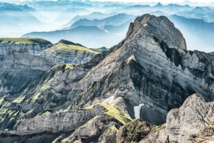 巍峨高山壮丽景致