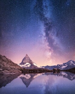 星空下的壮丽雪山美景