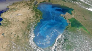 里海卫星视角景观图