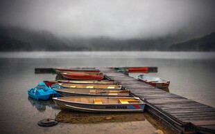 湖畔码头停泊多彩小船