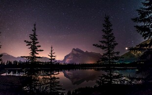 湖畔山林间的璀璨星空