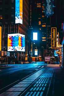都市夜景中的绚丽霓虹街道
