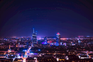 城市璀璨夜景俯瞰图