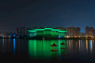 夜晚湖畔的璀璨建筑景观