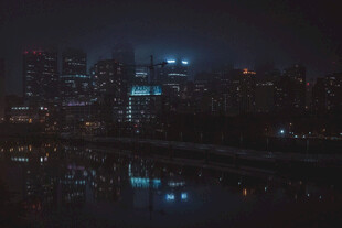 城市夜景中的璀璨灯火