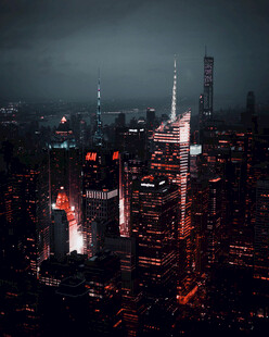 夜幕下璀璨的都市建筑群