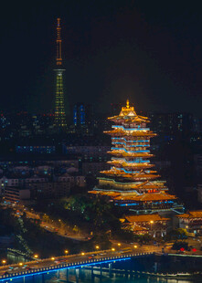 城市夜景中的璀璨古塔