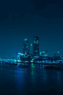 城市夜景下的璀璨河畔风光