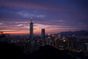 台北夜景璀璨城市天际线
