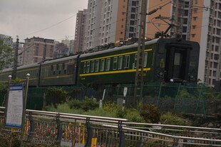 城市铁轨上的绿色复古列车