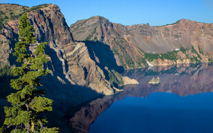 火山口湖壮丽自然景观