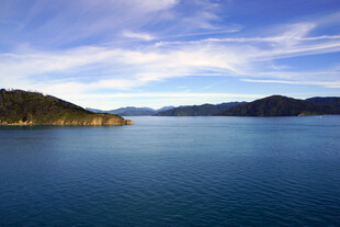 宁静蓝色湖泊与远处山峦