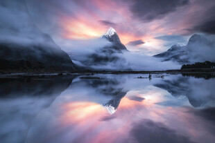 壮丽雪山倒映于湖景