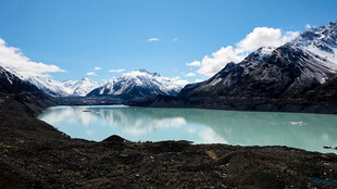 壮丽高山湖泊美景