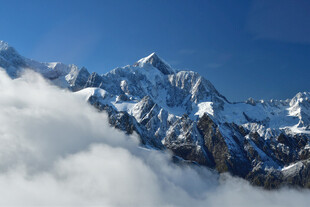 雪山云海壮丽景观