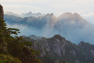壮美山峦云雾缭绕美景