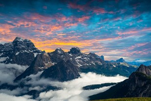 壮丽云海中的巍峨山峦