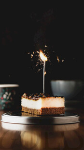 点燃火花的美味生日蛋糕