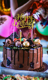 巧克力生日蛋糕庆祝时刻