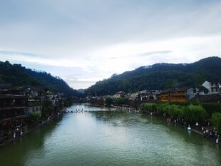 河畔古镇风光