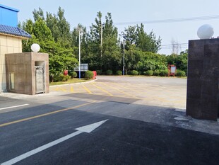 宽阔道路与周边景致