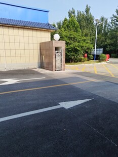 户外门前的闸机及停车区域