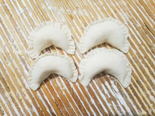 竹席上的美味手工饺子