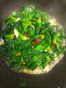 锅中翻炒的鲜嫩菠菜