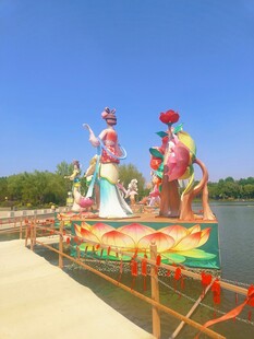 湖边精美的传统人物彩船