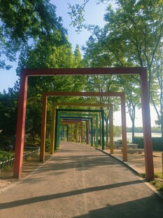 彩色廊架下的林荫步道