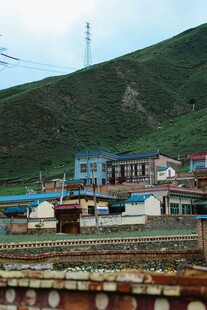 山坡下的多彩建筑景观