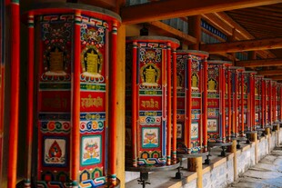 藏传佛教经幡阵列景观