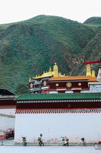 藏式建筑与青山相映