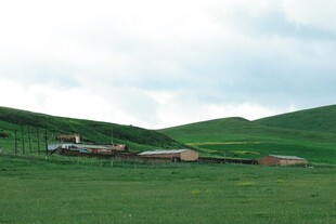 草原上的小屋与开阔美景