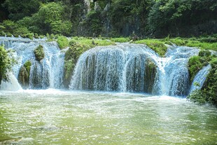 秀丽山间瀑布景观